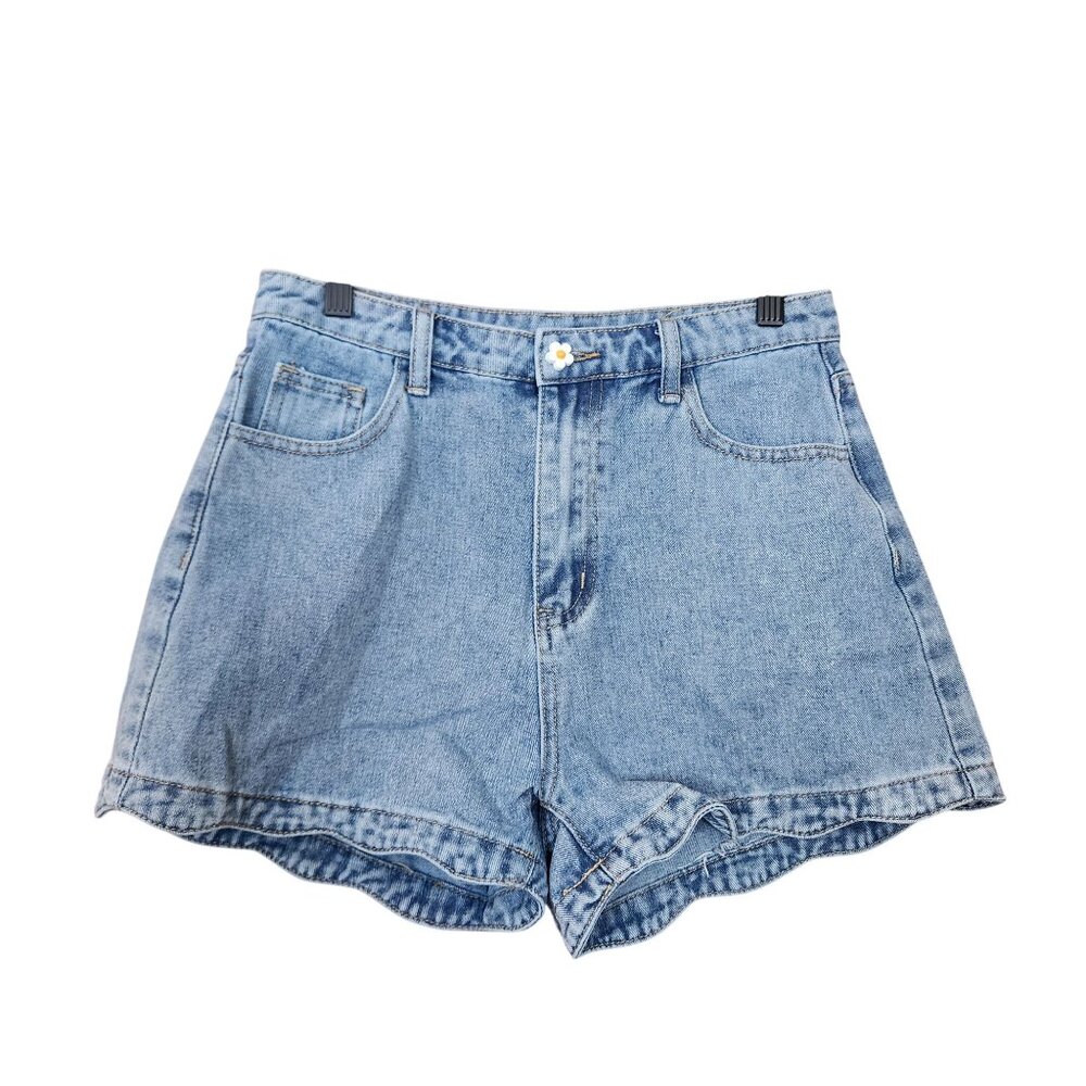 Cider Womens Light Wash Denim High-Waisted Scalloped Hem Shorts With Daisy Butto